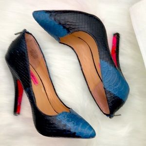 ✨HP✨BETSEY JOHNSON Taylor Taylr Stiletto Pump Snakeskin Black/Blue Leather 7.5